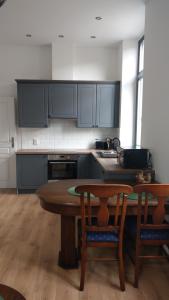 Een keuken of kitchenette bij Apartmány Klášterní 84