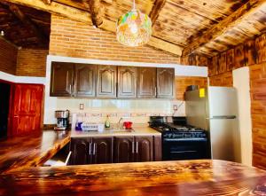 - une cuisine avec des placards en bois et un réfrigérateur dans l'établissement Quinta del Río, à Villa del Carbón