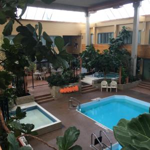 Bazén v ubytování Travelodge by Wyndham Winnipeg East nebo v jeho okolí