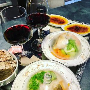 una mesa con platos de comida y copas de vino en Auberge de Keranden en Landerneau