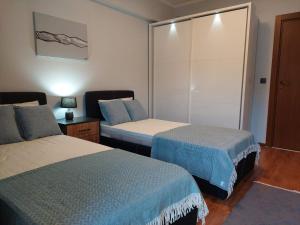 Monteverde Ski Lift Apartment Bansko tesisinde bir odada yatak veya yataklar