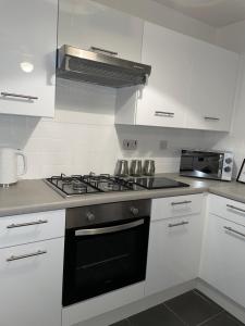 Gallery image of Cannock, Modern 2 bed house, Perfect for contractors, Business Travellers, Short Stays, Driveway for 2 vehicles, Close to M6, M54/i54, A5.A38. McArthur Glen Designer Outlet in Cannock