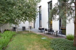 Градина пред Aparthotel Adagio Lyon Patio Confluence