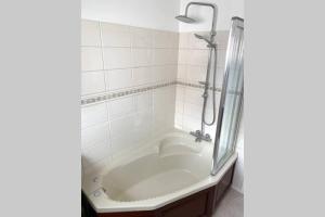 A bathroom at Stratford upon Avon: 2 bed town centre apartment, parking for one car