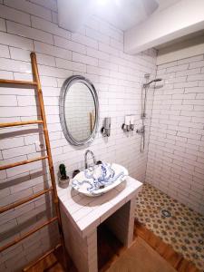A bathroom at Charming Portuguese style apartment, for rent "Vida à Portuguesa", "Fruta or Polvo" Alojamento Local