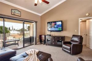 Μια τηλεόραση ή/και κέντρο ψυχαγωγίας στο Beach condo in the heart of Clearwater beach