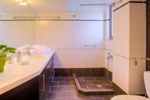 Kúpeľňa v ubytovaní Marini Luxury Apartments and Suites