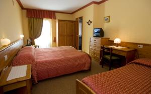 Кровать или кровати в номере Hotel I Rododendri