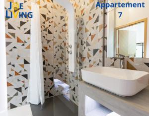 Un baño con un lavabo blanco y un espejo. en Living inStein, en Krems an der Donau 37 fotos más