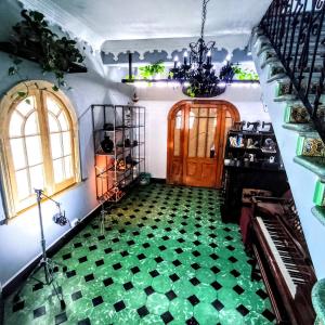 Habitación con escalera y suelo verde. en La Decima Guest House, en Chihuahua