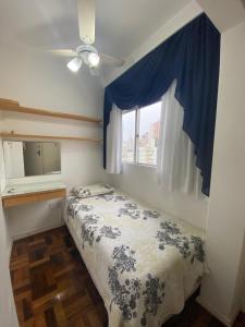 Кровать или кровати в номере Apto Av. Brasil - Centro