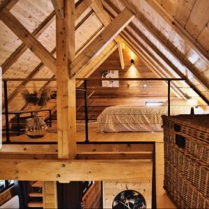 Habitación con cama en una cabaña de madera en Gîte aux Deux Chênes en Diebolsheim