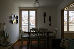 een eetkamer met een tafel en stoelen en een raam bij Avenida Central - Coimbra Accommodation in Coimbra