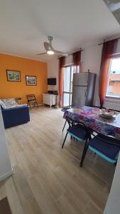 ein Wohnzimmer mit einem Tisch und einem Sofa in der Unterkunft casa vacanza fronte mare fano sassonia in Fano