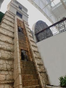 Un bâtiment avec deux têtes de lion sur son côté dans l'établissement CASA BARKA, à Playa del Carmen