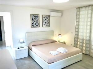 A bed or beds in a room at Villa Olympia Pool Sea View Mountains Lake Nature Sleeps 8 Air Conditioning Wi-Fi Még 37 kép