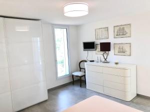 A television and/or entertainment centre at Villa Olympia Pool Sea View Mountains Lake Nature Sleeps 8 Air Conditioning Wi-Fi