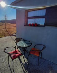 ŠljivovicaにあるApartman Jovanaのテーブル、椅子2脚、テーブル、窓 +17枚の写真
