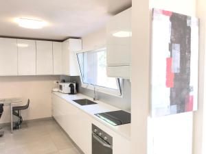A kitchen or kitchenette at Villa Olympia Pool Sea View Mountains Lake Nature Sleeps 8 Air Conditioning Wi-Fi