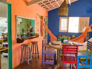 una sala da pranzo con un tavolo con sgabelli colorati di Casa Temática Icaraizinho a Icaraí