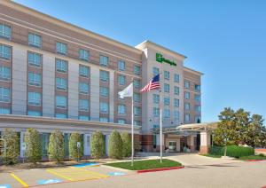 una imagen de un hotel con dos banderas americanas delante en Holiday Inn Dallas - Fort Worth Airport South, an IHG Hotel, en Euless