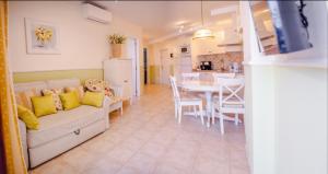 a living room and kitchen with a couch and a table at Los Cristianos El Carmen in Los Cristianos