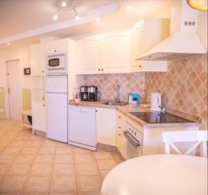 A kitchen or kitchenette at Apartment EL CARMEN in Los Cristianos Még 17 kép