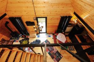 una vista aérea de una sala de estar en una cabaña de madera en Wooden cottage "green house" in Bakuriani en Bakuriani
