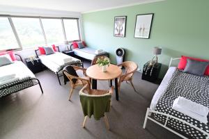 Rúm í herbergi á Sow and Piglets Guesthouse