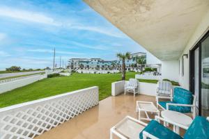 Posezení v ubytování Lovely 2 Bedroom Beachfront Condo