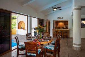 Foto dalla galleria di Beach Access, Sleeps 9 Adults, Private Heated Pool, Boat Dock, Villa Calaveras a Nuevo Vallarta