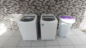 een paar machines die naast een gootsteen zitten bij Marco Zero Containers 2 in Balneário Camboriú