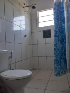 a bathroom with a toilet and a window at Pousada Águas da Chapada in Carolina