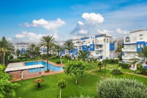 德尼亞的住宿－Els Molins 4，公寓大楼设有游泳池和棕榈树