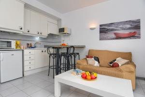 德尼亞的住宿－Els Molins 4，厨房以及带沙发和桌子的客厅。