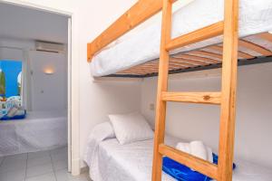 德尼亞的住宿－Els Molins 4，卧室配有双层床。