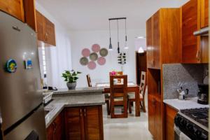 una cucina con frigorifero in acciaio inossidabile e tavolo di Hermoso apartamento, 3 Habitaciones espaciosas, 2 Aires acondicionados a Santiago de los Caballeros