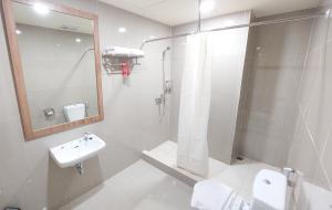 Bathroom sa Moritz Hotel RSAB Harapan Kita