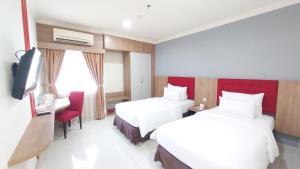 Kama o mga kama sa kuwarto sa Moritz Hotel RSAB Harapan Kita