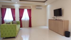TV at/o entertainment center sa Moritz Hotel RSAB Harapan Kita
