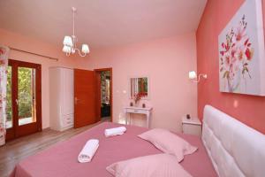 1 dormitorio con 1 cama con 2 toallas en Koromilia Villa, en Neo Klima