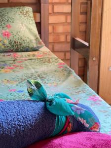 Postel nebo postele na pokoji v ubytování Pousada São Jorge 1 MIN A PÉ DA PRAIA Casa de família, simples e aconchegante, Na Av principal da praia café disponível até 12hs cozinha completa e churrasqueira disponível para uso ar cond das 20hs as 8 30