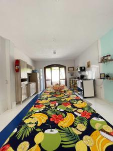 Kuchyň nebo kuchyňský kout v ubytování Pousada São Jorge 1 MIN A PÉ DA PRAIA Casa de família, simples e aconchegante, Na Av principal da praia café disponível até 12hs cozinha completa e churrasqueira disponível para uso ar cond das 20hs as 8 30