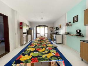 Kuchyň nebo kuchyňský kout v ubytování Pousada São Jorge 1 MIN A PÉ DA PRAIA Casa de família, simples e aconchegante, Na Av principal da praia café disponível até 12hs cozinha completa e churrasqueira disponível para uso ar cond das 20hs as 8 30