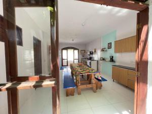 Kuchyň nebo kuchyňský kout v ubytování Pousada São Jorge 1 MIN A PÉ DA PRAIA Casa de família, simples e aconchegante, Na Av principal da praia café disponível até 12hs cozinha completa e churrasqueira disponível para uso ar cond das 20hs as 8 30