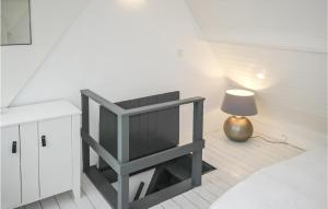 sala de estar con silla y lámpara en Duinviooltje 2, en Bergen aan Zee