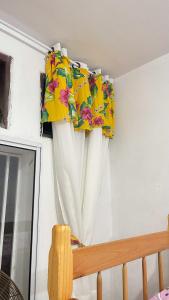 Postel nebo postele na pokoji v ubytování Pousada São Jorge 1 MIN A PÉ DA PRAIA Casa de família, simples e aconchegante, Na Av principal da praia café disponível até 12hs cozinha completa e churrasqueira disponível para uso ar cond das 20hs as 8 30