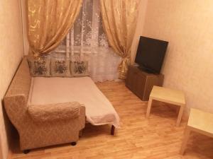 ニジニ・タギルにあるApartamenty Na Prospekte Stroiteleyの小さなベッドルーム(ベッド1台、テレビ付)