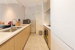 Кухня або міні-кухня у Cresasia Residence