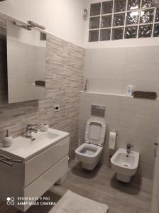 ミラノにあるSWEET HOMEのバスルーム(トイレ、洗面台付)